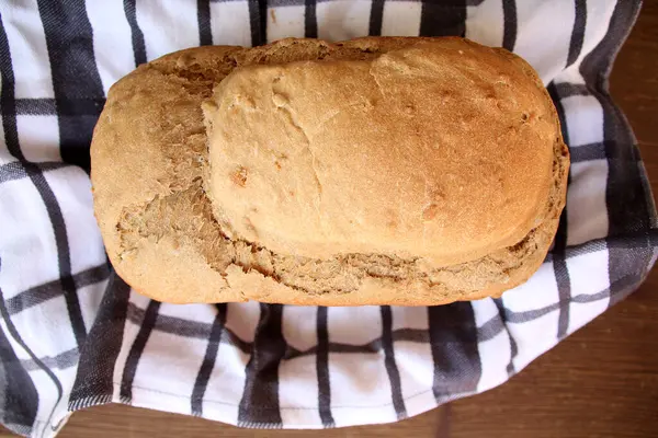 黄金の茶色の地殻と自家製パンの美しい焼きたてのローフ 自家製料理のコンセプト 有機食品 健康的な食事 — ストック写真