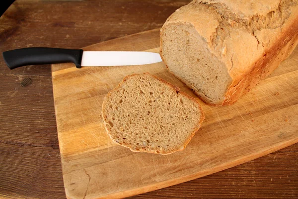 黄金の茶色の地殻と自家製パンの美しい焼きたてのローフ 自家製料理のコンセプト 有機食品 健康的な食事 — ストック写真