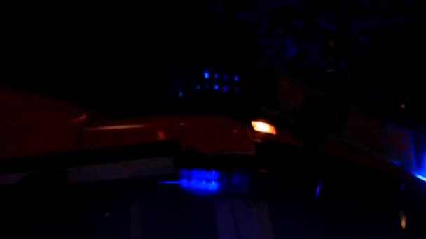 一辆消防车的蓝光 白光在漆黑的夜晚发出可怕的脉冲 火警概念 意外事故 — 图库视频影像