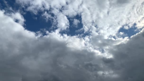 beaux nuages moelleux dans le ciel bleu, paysage naturel, le concept de la beauté divine de la nature, fond flou pour le concepteur
