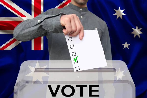 Férfi Választópolgár Szavazólapot Dob Egy Átlátszó Urnába Ausztrál Nemzeti Zászló — Stock Fotó