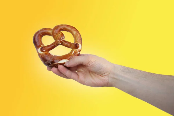 Belo Pretzel Recém Assado Prato Nacional Alemão Com Uma Crosta — Fotografia de Stock