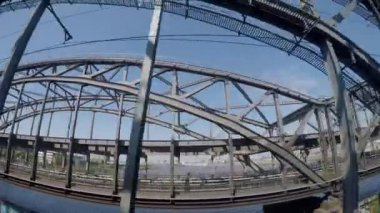 Tren demiryolu köprüsünden geçer, ulaşım konsepti, nakliye, yolcu taşımacılığı, trafik