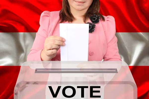 Žena Volič Chytré Růžové Bundě Snižuje Hlasovací Lístek Průhledné Volební — Stock fotografie