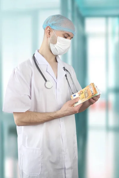 Ung Man Läkare Farmaceut Vit Uniform Och Mask Håller Fan — Stockfoto