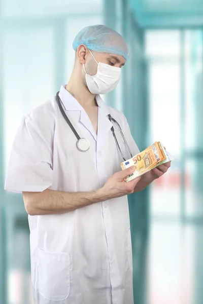 Jovem Médico Farmacêutico Uniforme Branco Máscara Detém Notas Euro União — Fotografia de Stock