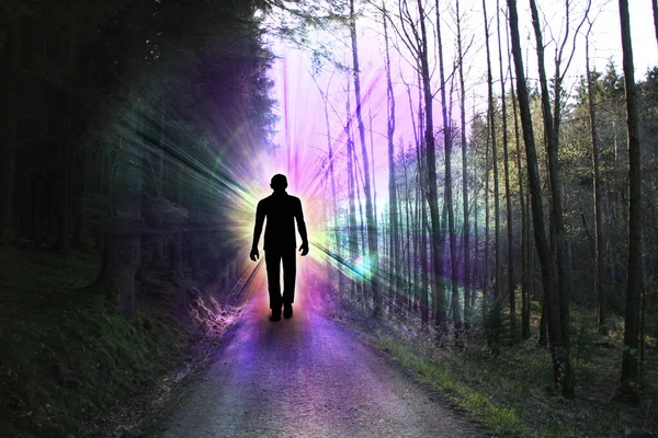Silhouette Nera Uomo Con Raggi Luminosi Energia Una Foresta Oscura — Foto Stock
