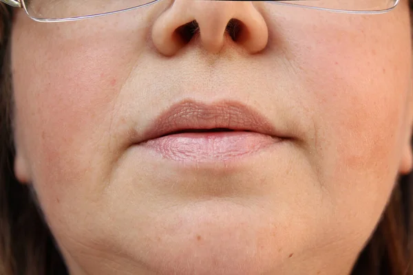中年妇女的嘴唇 嘴和下巴 面部特写 面部细小皱纹 化妆品抗衰老程序的概念 面部按摩 — 图库照片