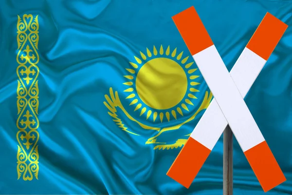 カザフスタンの絹国旗の背景に税関記号 国境と税関管理の概念 国境の違反 観光制限 — ストック写真