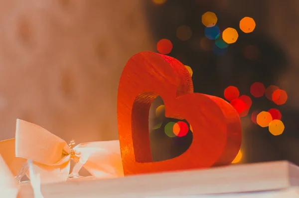 Aftelkalender voor Valentijnsdag, houten hart en boog — Stockfoto