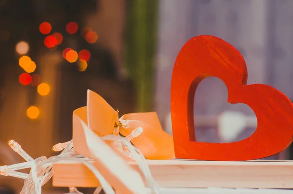 Aftelkalender voor Valentijnsdag, houten hart en boog — Stockfoto