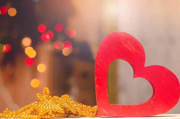 De dag van Valentijnskaarten, rode houten hart — Stockfoto