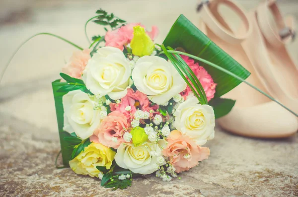 Svatební kytice a boty, krásná svatba — Stock fotografie