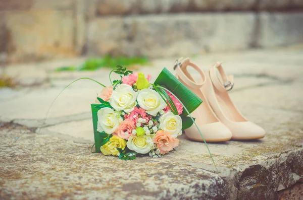 Bouquet da sposa e scarpe, bel matrimonio — Foto Stock