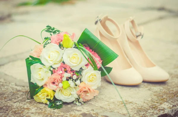 Ramo de novia y zapatos, hermosa boda — Foto de Stock