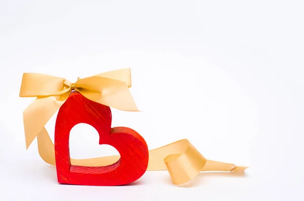 Wooden heart with a bow on a white background. Valentine's Day — Stock Photo, Image