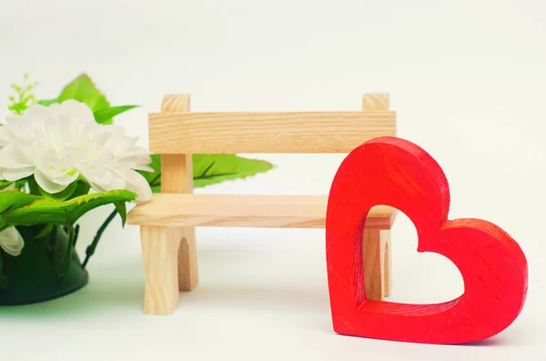 Dřevěné červené srdce a lavička na bílém pozadí. Den svatého Valentýna — Stock fotografie