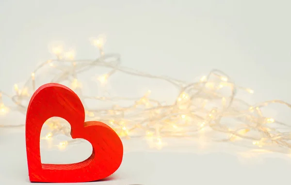 흰색 배경 배경에 나무 레드 심장입니다. 발렌타인의 날 — 스톡 사진