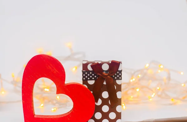 Houten hart met een gift op een witte achtergrond. Aftelkalender voor Valentijnsdag — Stockfoto