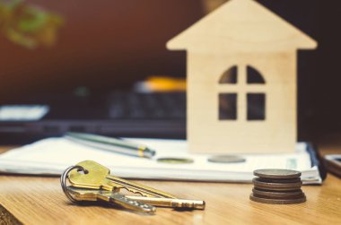 Anahtarlar, sikke ve evin model. bir daire satın Emlak