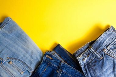 Sarı bir arka plan üzerinde kot pantolon. Stil, moda. metin için yer. moda, stil kavramı