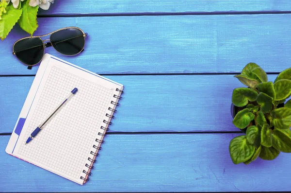 ペン、花、青い木製の背景に眼鏡のノート テキストの配置します。 — ストック写真