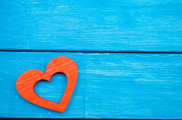 Corazón de madera roja sobre un fondo azul, Día de San Valentín, concepto de amor concepto de amor — Foto de Stock