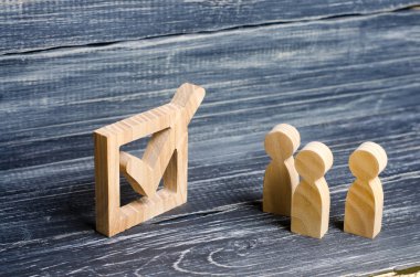 Üç ahşap insan figürleri stand birlikte bir kene yanındaki 