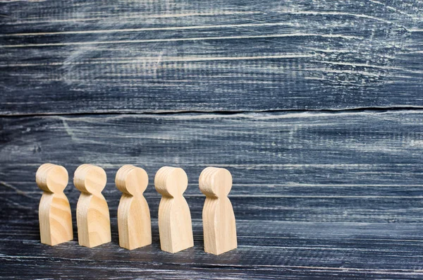 La gente hace cola. Concepto de cola, compras. Fibra de madera — Foto de Stock