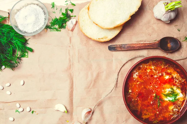 Традиционный украинский борщ, суп из красной свеклы, борщ со свеклой, украинская и русская национальная кухня — стоковое фото