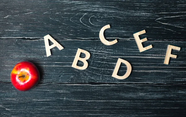 Maçã vermelha e alfabeto feito de letras de madeira — Fotografia de Stock