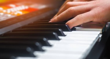 Piyano, çalan bir müzik sanatçının el Close-Up Dünün el, klasik müzik, klavye, synthesizer, piyanist