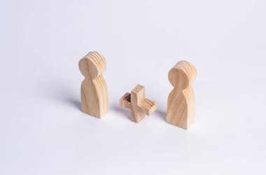 İki kişi arasında bir artı. Ahşap figürler kişilerin. Arkadaşları, yakınları, sevgili. Sosyal matematik. Ortak. Adam Ayrıca adam beyaz arka plan üzerinde. Yeni bir kişi, ek yardım.