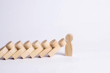 Domino düşen adam durur. Domino insanların bir güçlü kişi düşer. Kalın, güçlü ve kararlı kişi kavramı. Güçlü iş. Metin için yer.