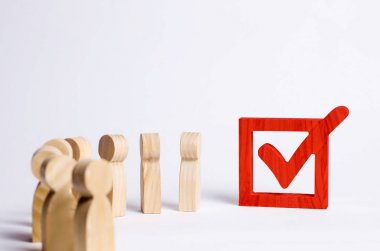 ahşap insan figürleri birlikte bir onay kutusunun yanındaki bekletin. Seçimler ve sosyal teknolojileri kavramı. Gönüllüler, partiler, adaylar, seçim electorates. Seçici odak