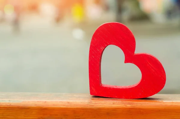 Model van een rode houten hart buitenshuis. concept van de liefde, romantiek, datum. wachten op een vergadering. De eerste bijeenkomst. plaats voor tekst — Stockfoto
