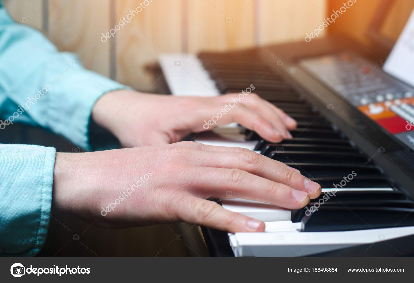 Zbliżenie Dłoni Wykonawca Muzyki Gra Na Pianinie Człowiek S Hand