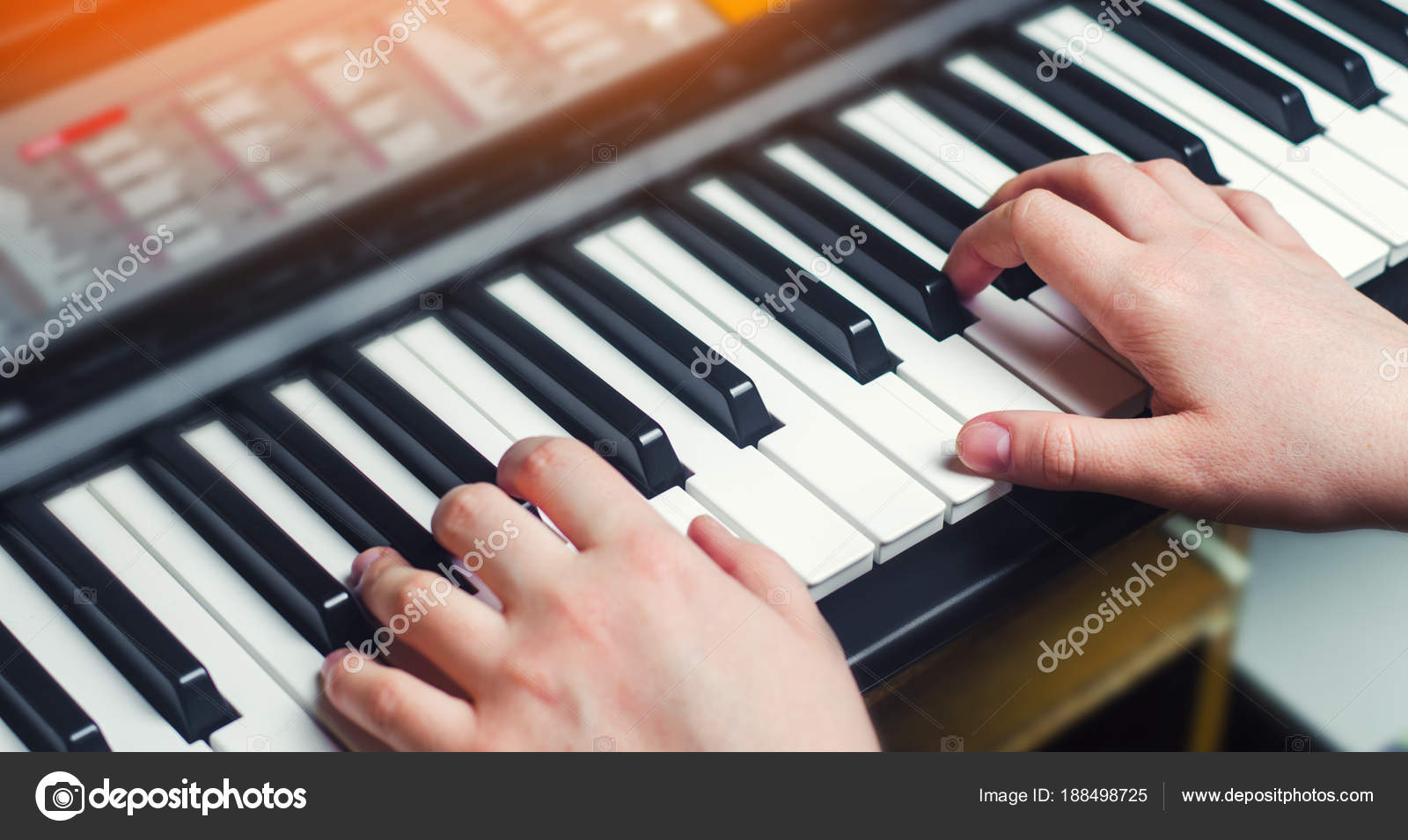 Zbliżenie Dłoni Wykonawca Muzyki Gra Na Pianinie Człowiek S Hand
