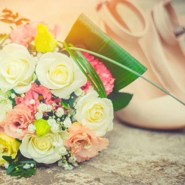 Menyasszonyi csokor és a cipő, szép esküvői dekoráció — Stock Fotó