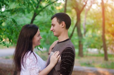 Doğa severler birkaç. erkek ve kız. aşk, ilişkiler, duygular. aşıklar. seçici odak