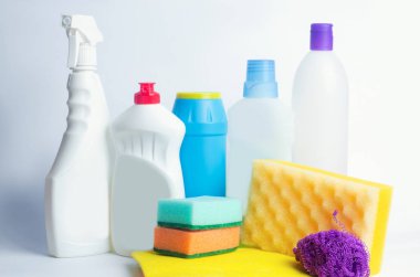 Yalıtılmış bir beyaz arka plan, Kat Hizmetleri, malzemeleri, temizlik kavramı ev temizlik ürünleri