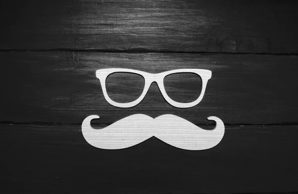 Concepto Hipster. Mustache de madera y vasos de madera sobre fondo azul —  Fotos de Stock