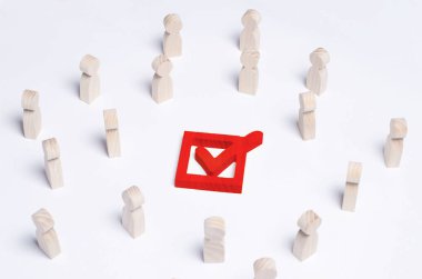 Kişilik bir kalabalık büyük kırmızı onay kutusunda bakar. Konsantrasyon