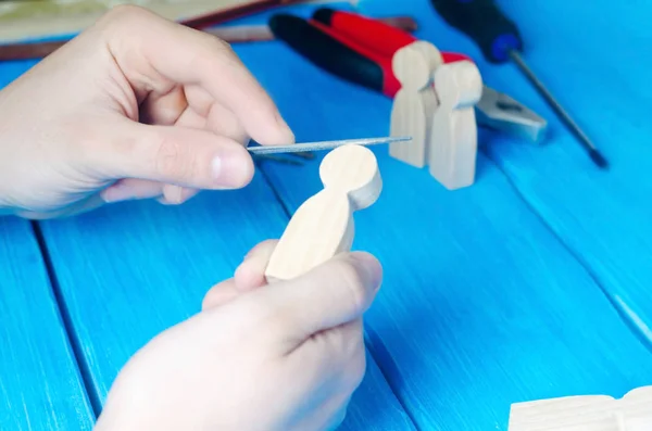 Le maître traite le bois avec ses mains. Travailler les mains sur un — Photo