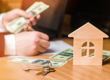 El anahtarları eve tutar. Emlak kavramı. Satılık veya Kiralık Konut Daire Kiralık. Emlakçı