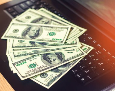 dolar üstünde belgili tanımlık klavye, internette, yatırım, başarı, satın alma kavramı kumar. internet dolandırıcılığı, uzun bacaklı kazanç. kirli para.