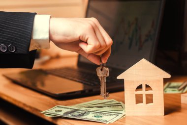 El anahtarları eve tutar. Emlak kavramı. Satılık veya Kiralık Konut Daire Kiralık. emlakçı. ipotek kavramı