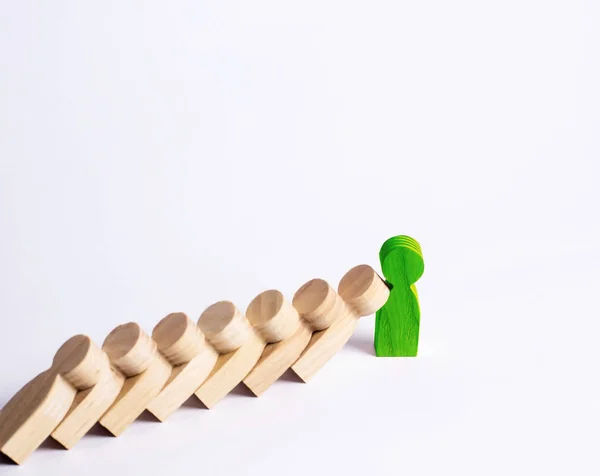 Las personas en fila caen como dominó. El hombre verde detiene la caída de la gente como dominó. El concepto de durabilidad y fuerza, ideas de negocio. Fuerza de voluntad, nervios fuertes, carácter fuerte. Obstinación. . — Foto de Stock