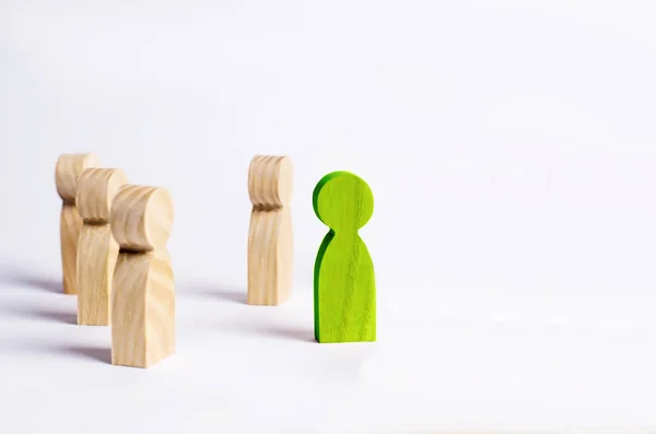 Een groene man staat in de menigte en kijkt de andere kant op een witte achtergrond. Concept vergadering rally. Een andere weergave en oogpunt. Abstractie van ongehoorzaamheid, vraag. protest. — Stockfoto