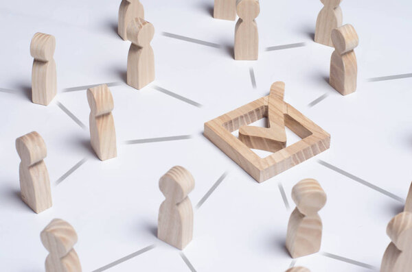 Люди собрались вокруг чекбоксов, соединенных линиями. Люди делают групповой выбор. Демократические выборы, коллективное решение и выбор, референдум. Концептуальный форум людей. Галочка
.